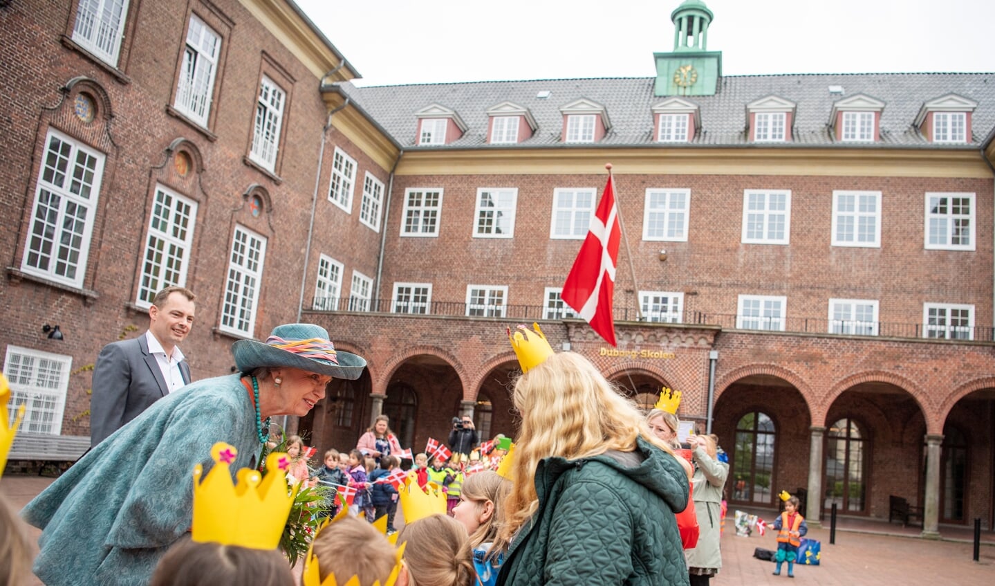 Prinsesse Benedikte blev modtaget af flere børnehavebørn, der havde klædt sig ud med hjemmelavede kroner. Foto: