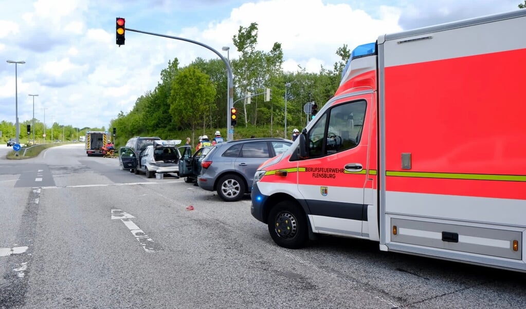Fire ambulancer, en akutlæge og Flensborgs brandvæsen rykkede ud til ulykkesstedet ved krydset Adelbylund.  ( Heiko Thomsen)