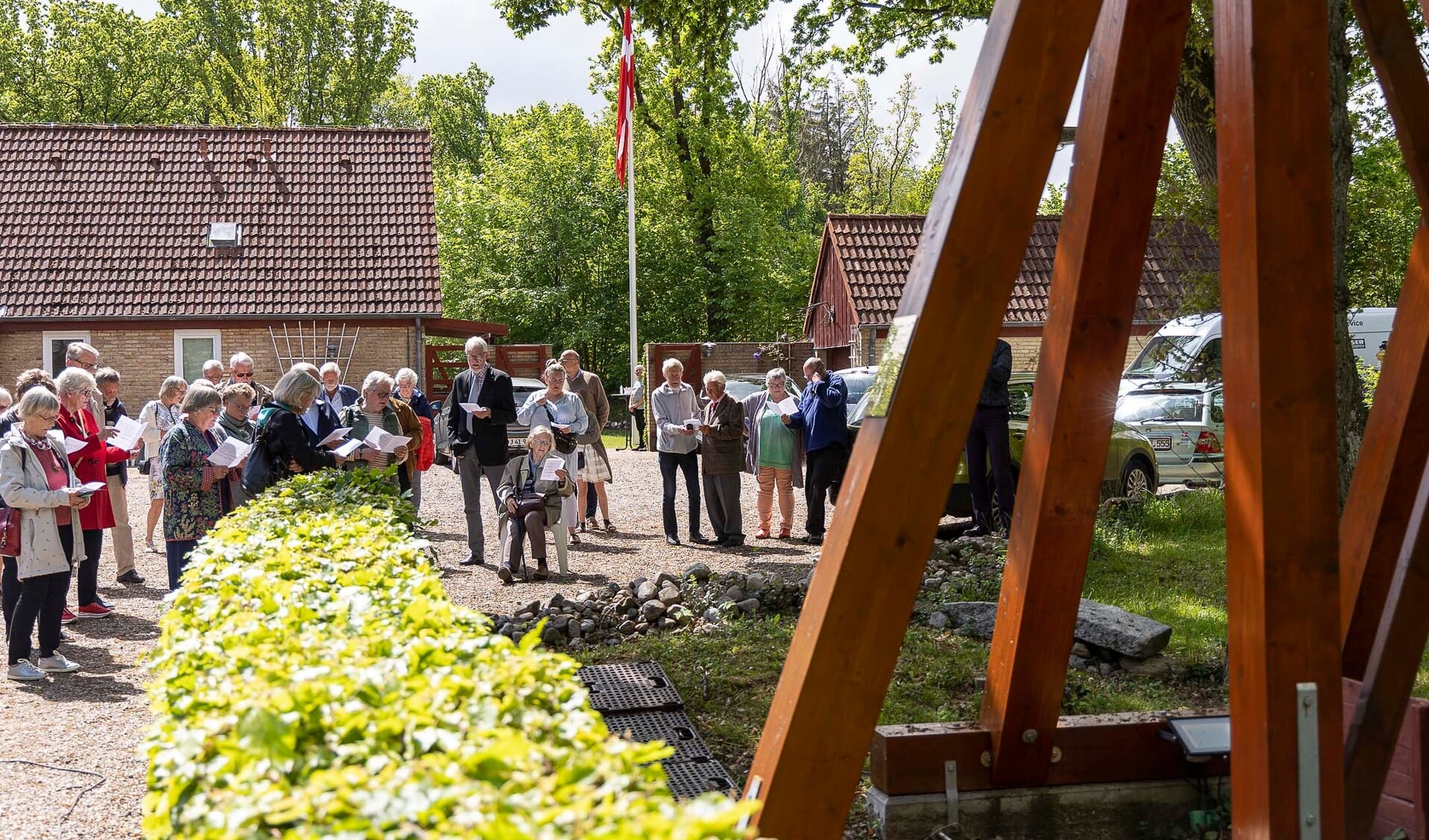 Det nye klokketårn ved Tarp danske Kirke blev indviet med sang og taler. På grund af coronakrisen kunne den festlige indvielse først finde sted nu. Foto: