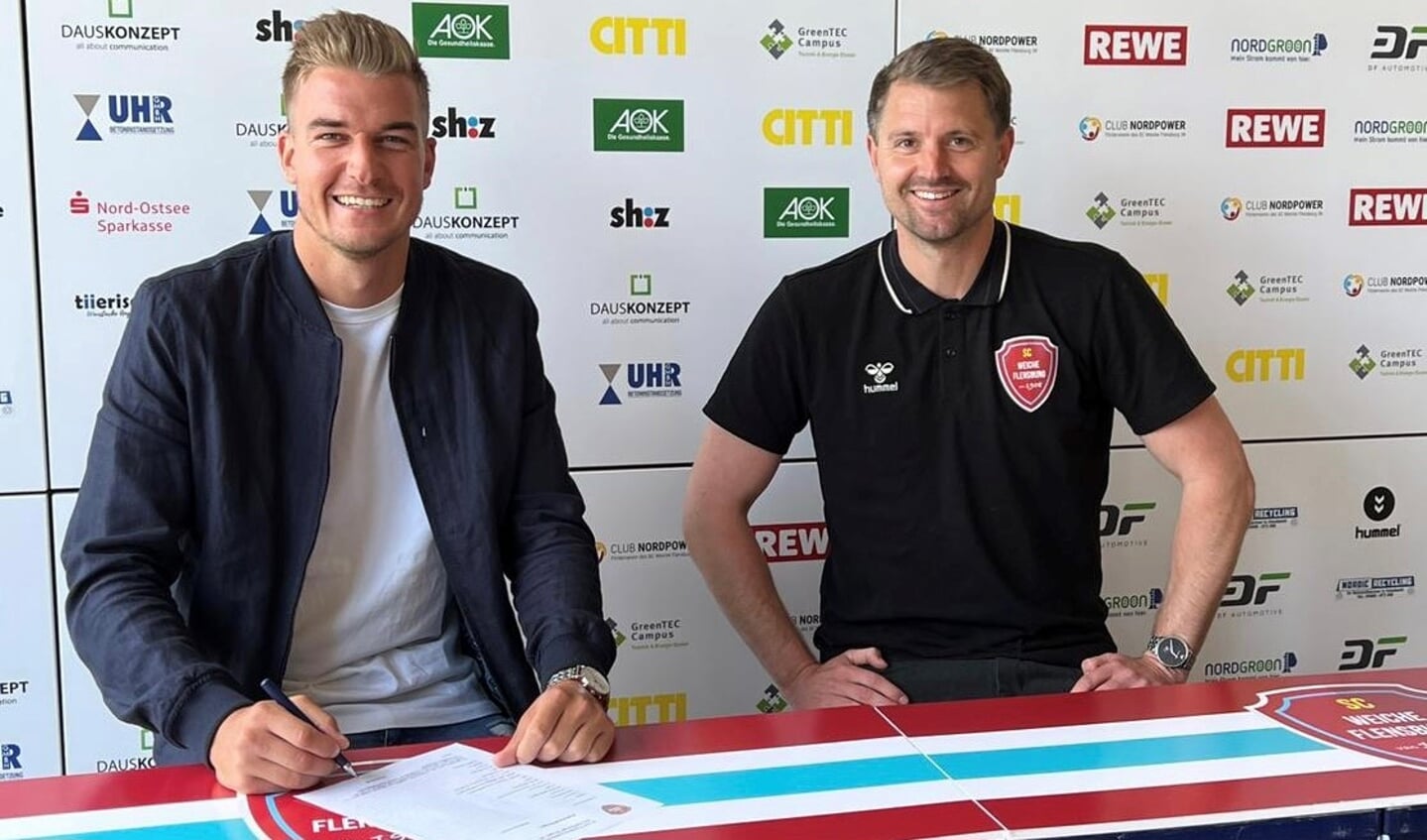 Tobias Fölster hat beim SC unterschrieben - sehr zur Freude von Geschäftsführer Sport Christian Jürgensen.