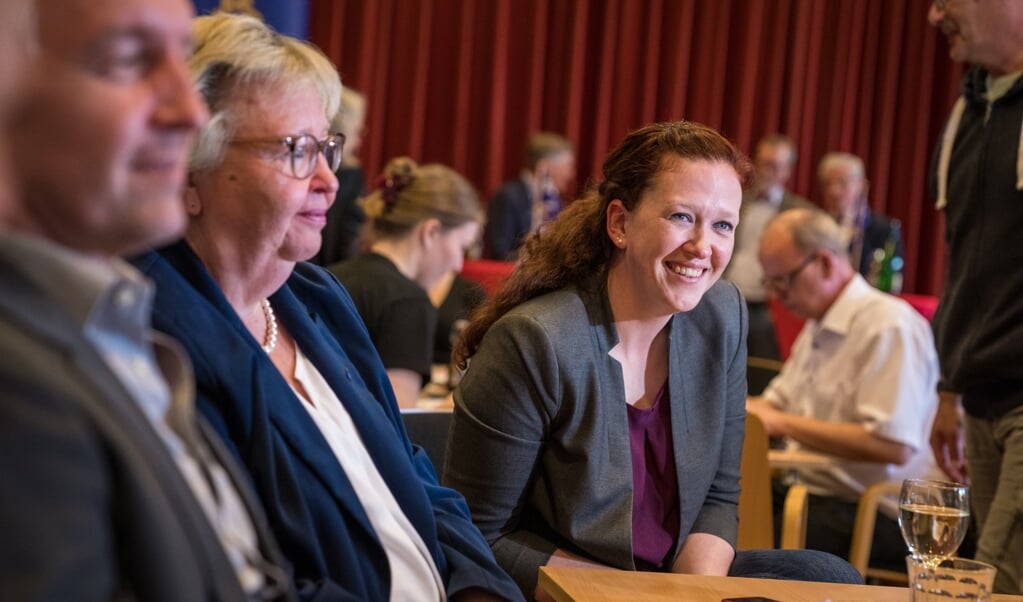 Sarina Quäck (til højre) flankeret af mor, Susanne Schäfer-Quäck, havde et stort smil på til valgfesten i Flensborghus. Hun var placeret som nummer seks på SSWs landsliste og var direkte kandidat i Flensborg-land.    (Martin Ziemer)