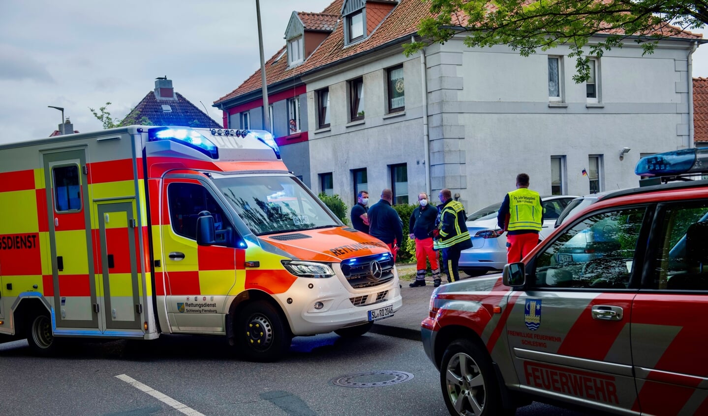 Ambulancer og akutlæger rykkede ud til ulykkesstedet i Mansteinstraße. Foto: 