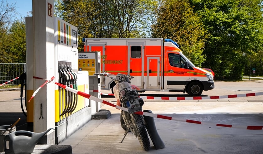 Motorcyklen blev beskadiget. Men både den mandlige motorcyklist og hans kvindelige passager slap uskadt. Foto: