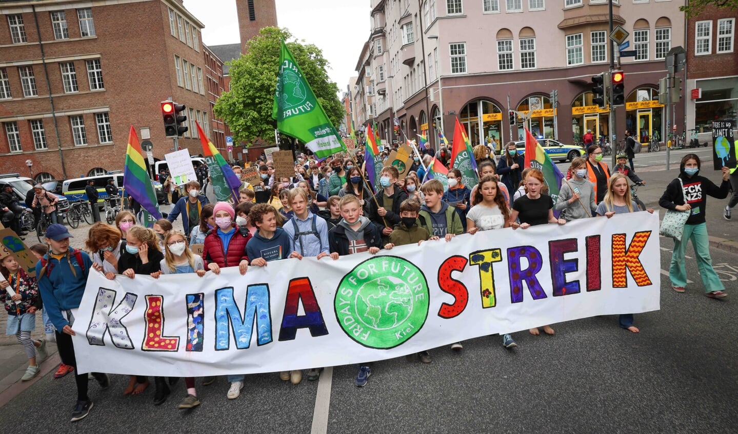 Fredag demonstrerer unge verden over for klimaet. Foto: Christian Charisius/dpa
