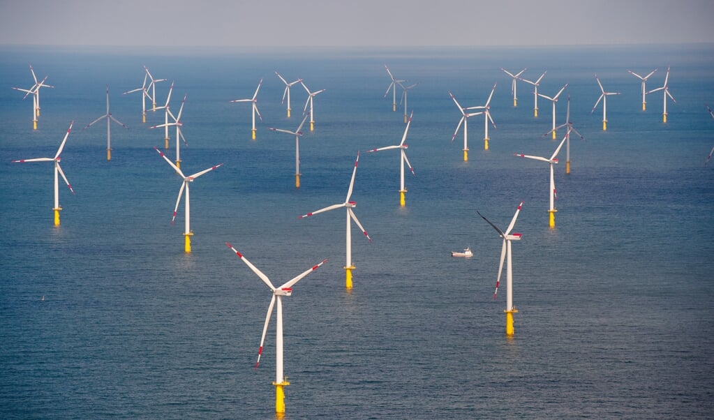Med den danske regerings seneste udmelding i tirsdags om at opsætte 10.000 nye vindmøller mestendels i Nordsøen for at tidoble produktionen af grøn strøm er der for alvor skruet op for de ambitioner. Ifølge Stefan Seidler, SSW, bør Tyskland følge trop.  (dpa)
