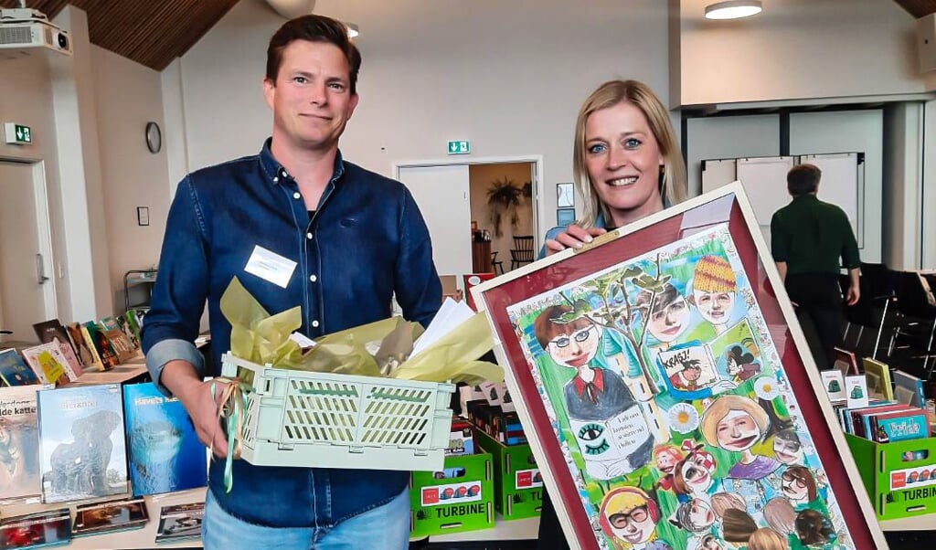 Oksevejens Skole i form af skoleleder Kasper Heilmann og skolebibliotekar Svenja Bittner var til stede i Middelfart og fik prisen.   (Runa Barbara Petersen)