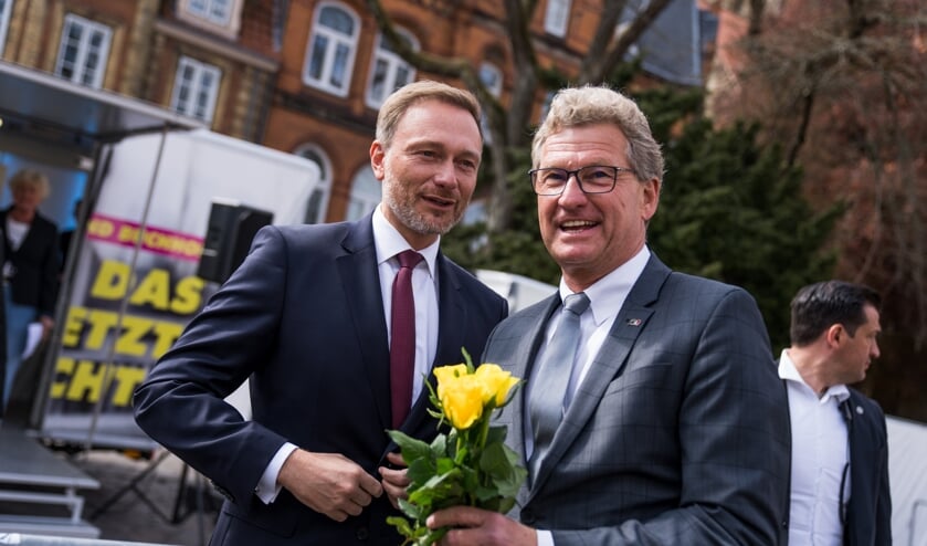 Trods blomsterne dog ikke fra et tidligere bryllup. Her er det Christian Lindner (t.v.) og tidligere erhvervsminister i Slesvig-Holsten, partikammeraten Bernd Buchholz under valgkampen i Flensborg. Arkivfoto: 