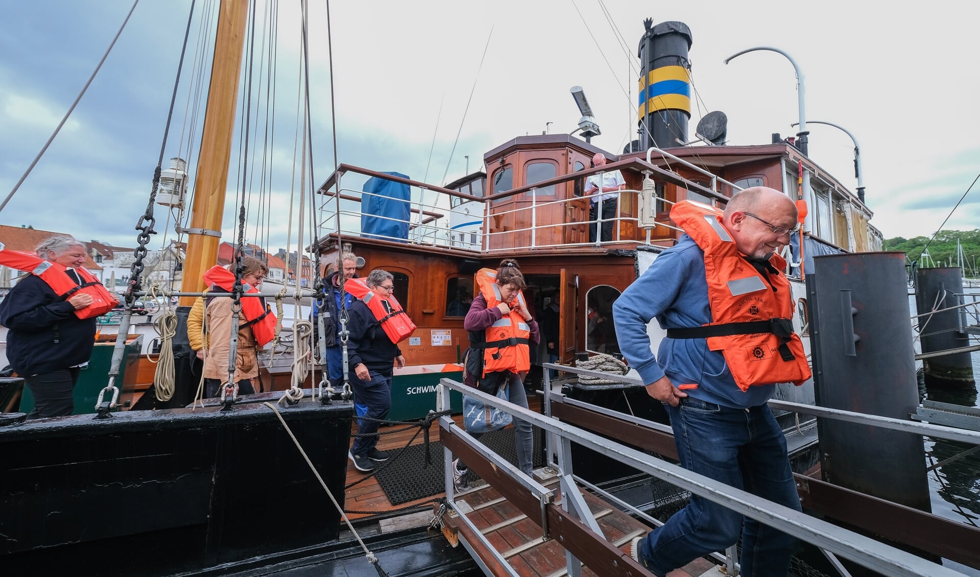 Over 100 frivillige forlader salondamper Alexandra med redningsveste under en evakueringsøvelse. Foto: