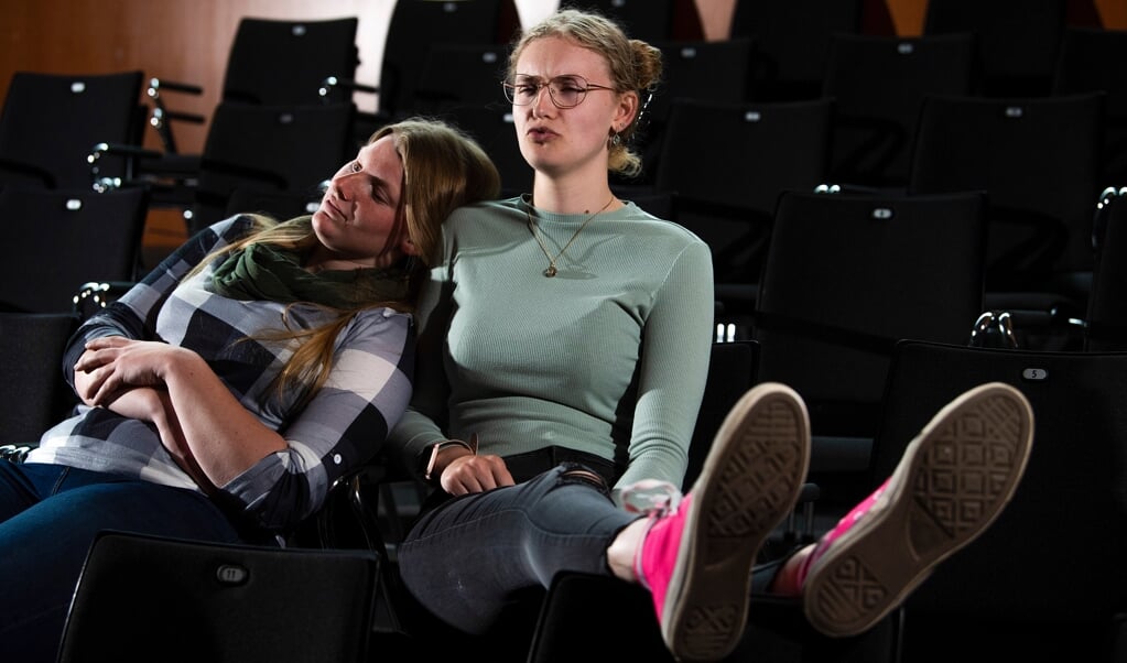 Der er ikke rigtig noget på programmet i Husum, der tiltaler 19-årige Anna Sophia Petersen og 21-årige Madeline Mahmens. Stod det til dem, skulle SSF hente den danske sanger Rasmus Seebach til Husumhus. (Tim Riediger )