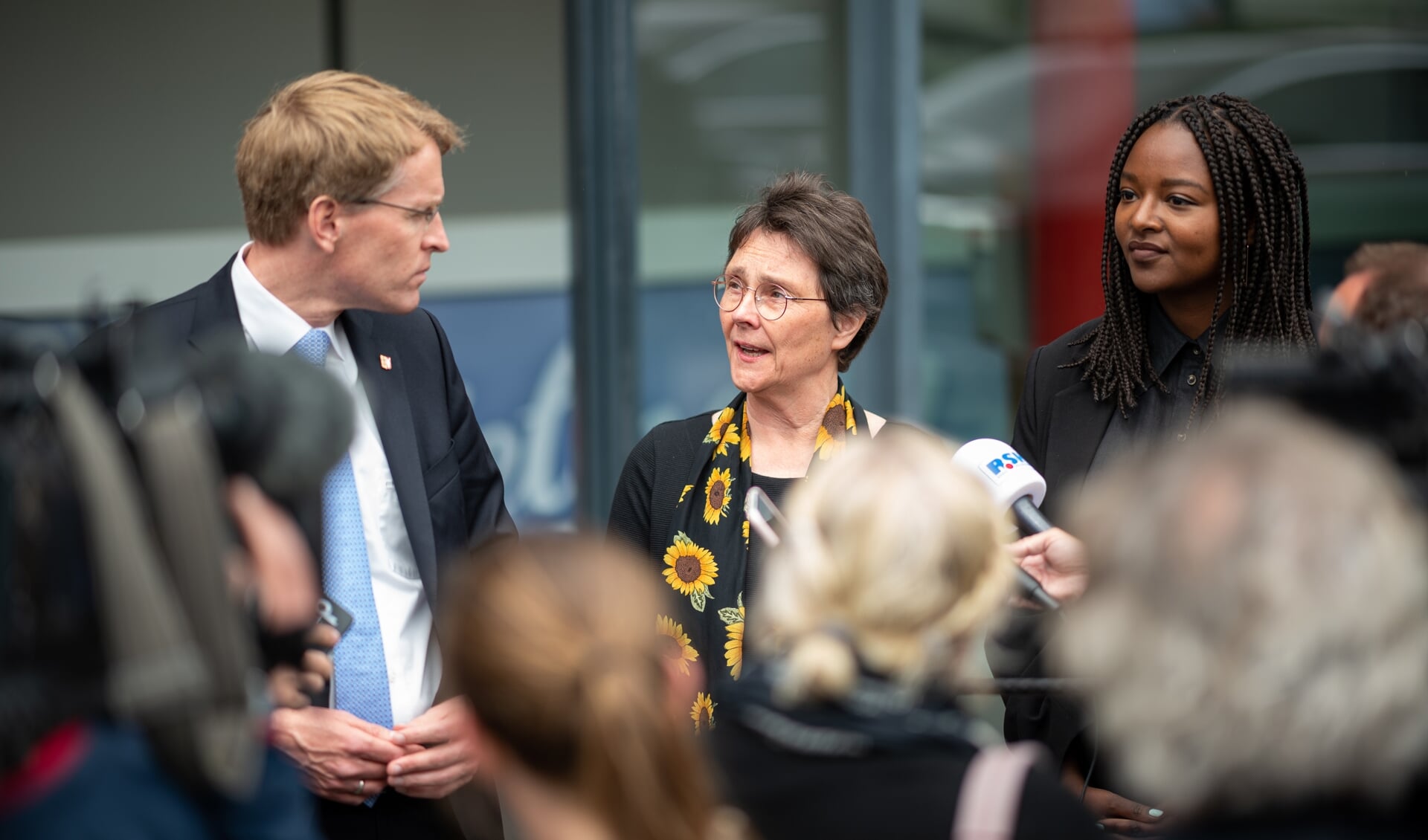 Daniel Günther (CDU), Ministerpräsident von Schleswig-Holstein, Monika Heinold, Spitzenkandidatin von Bündnis 90/Die Grünen zur Landtagswahl in Schleswig-Holstein und Aminata Touré, Spitzenkandidatin von Bündnis 90/Die Grünen: CDU und Grüne wollen in Koalitionsverhandlungen einsteigen. Foto: 