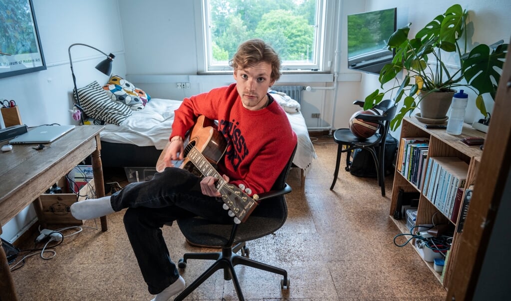 Gregor bor på Egmont kollegiet i København og læser dansk og historie. Tit spiller han musik sammen med vennerne. ( Lars Krabbe)