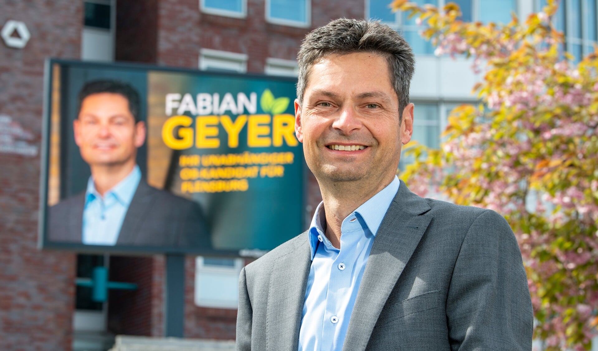 Ikke mange kan være i tvivl om, hvad Fabian Geyer vil. To store lystavler bærer hans reklame frem til september. Foto: