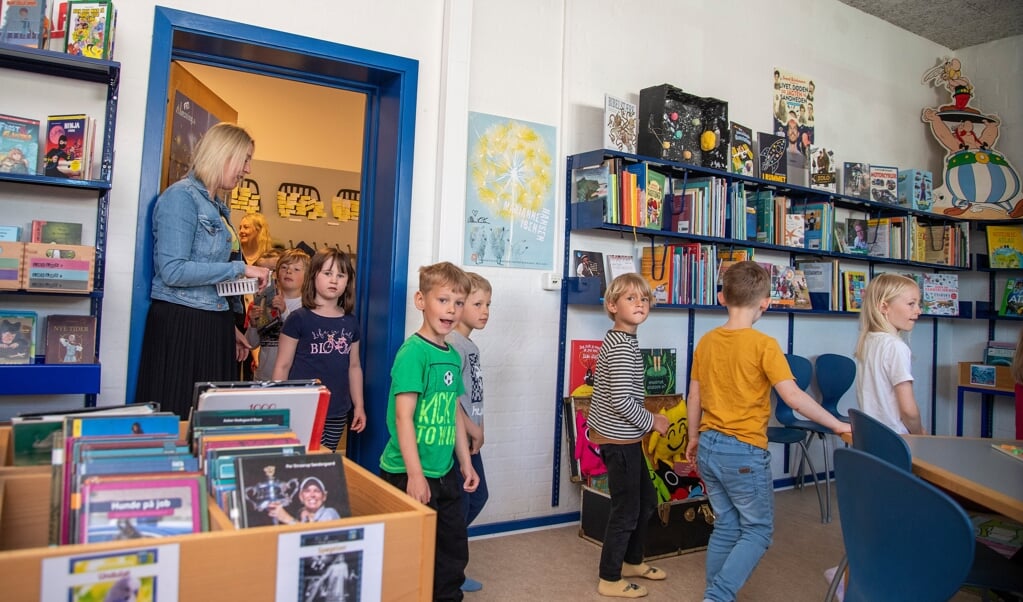 Leder af Oksevejens Skoles skolebibliotek, Svenja Bittner (til venstre), byder børn fra Oksevejens Børnehave velkommen indenfor. Der er et godt samarbejde mellem skole og børnehave.   (Tim Riediger)