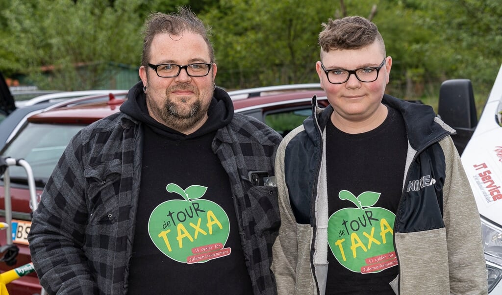 Når 13-årige Lino og hans far, Oliver, sammen med resten af Tour de Taxa sætter kurs mod byernes by, er de med til at samle penge ind til de fem danske julemærkehjem. ( Lars Salomonsen)