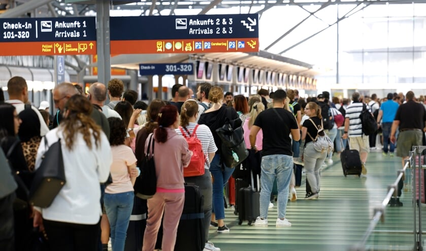 Rejsende må for tiden indstille sig på lange ventetider i lufthavnen. Foto: