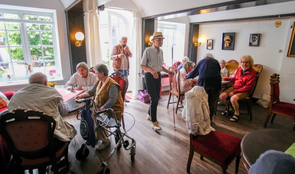 Gesellige Runde: Einmal im Monat treffen sich die blinden und sehbehinderten Menschen gemeinsam mit ihren Begleitungen hier im Kulturcafé.   (Sebastian Iwersen)