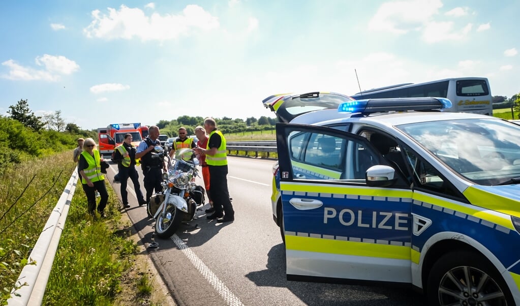 Der Motorradfahrer und seine Sozia stürzten vermutlich nach einem Defekt am Reifen mit der schweren Maschine direkt auf die B200.  ( Heiko Thomsen)