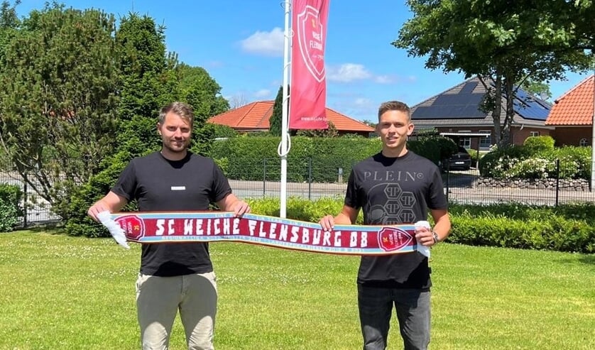 SC Geschäftsführer Sport Christian Jürgensen (l.) freut sich Philip Østerbek im Kader begrüßen zu dürfen.