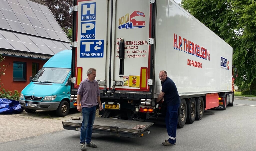 Overlæge Hauke Frercks (t.v.) og masterdriver Oliver Ahrens har samarbejdet omkring en - stor - hjælpetransport til Ukraine. (Privatfoto)