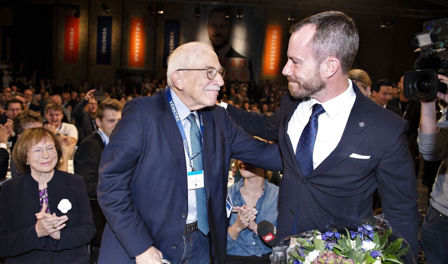 Jakob Ellemann-Jensen med sin far, Uffe Ellemann-Jensen, efter valget til formand ved Venstres landsmøde i 2019.