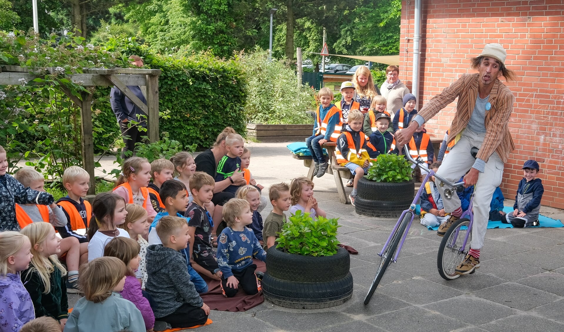 På sin ethjulede cykel ankom klovnen Knut til børnehaven, hvor han hurtigt fik børnene i Skovgades Børnehave til at grine. (Klik for at åbne billedhjul). Foto: