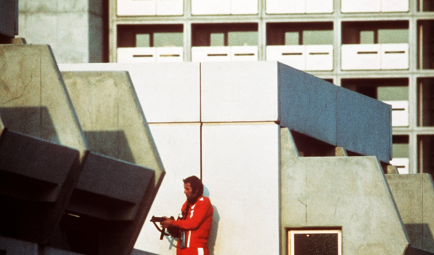 En bevæbnet betjent i træningstøj forsøgte i 1972 at komme på skudhold af terroristerne. Arkivfoto: Horst Ossinger/dpa