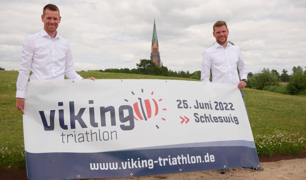 Timo Petersen (l.) und Martin Müller stecken hinter der Organisation des 1. Viking Triathlons in Schleswig und freuen sich auf rund 470 Teilnehmer.  ( Andy Franke)