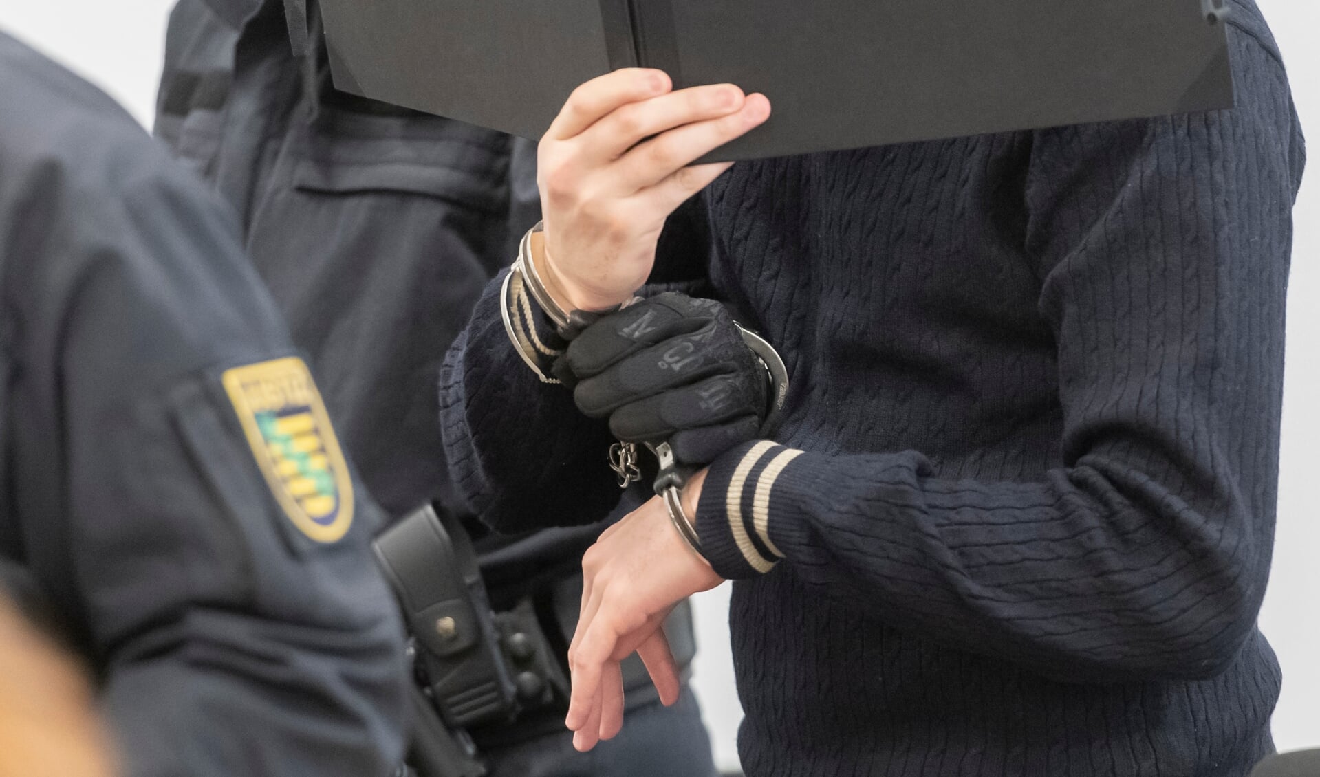 De anklagede blev ført ind i retssalen i Berlin iført håndjern. Foto: 