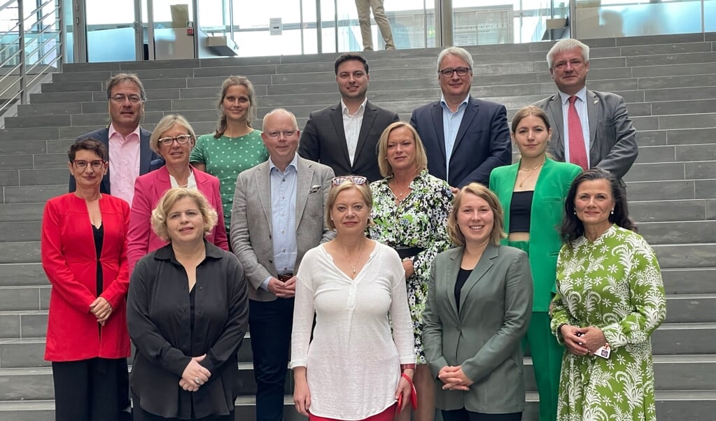 Gruppen består af politikere fra forskellige partier. Bagerst fra venstre står Peter Heidt (FDP), Maja Wallstein (SPD), Max Mordhorst (FDP), Sönke Rix (SPD) og Knut Abraham (CDU). I midten fra venstre ses Simona Koß (SPD), Petra Nicolaisen (CDU), Stefan Seidler (SSW), Dunja Kreiser (SPD) og Merle Spellerberg (Bündnis90/Grüne) og forrest fra venstre ses Sandra Bubendorfer-Licht (FDP), Gesine Lötzsch (Linke), Denise Loop (Bündnis90/Grüne) og Gitta Connemann (CDU). Derudover er Friedhelm Boginski (FDP), Silvia Breher (CDU), Clara Bünger (Die Linke), Astrid Damerow (CDU), Erhard Grundl (De Grønne), Ina Latendorf (Die Linke), Kathrin Michel (SPD), Cornelia Möhring (Die Linke), Petra Pau (Die Linke), Mathias Stein (SPD) og Filiz Polat (De Grønne) også medlemmer af gruppen. ( Stefan Seidler)