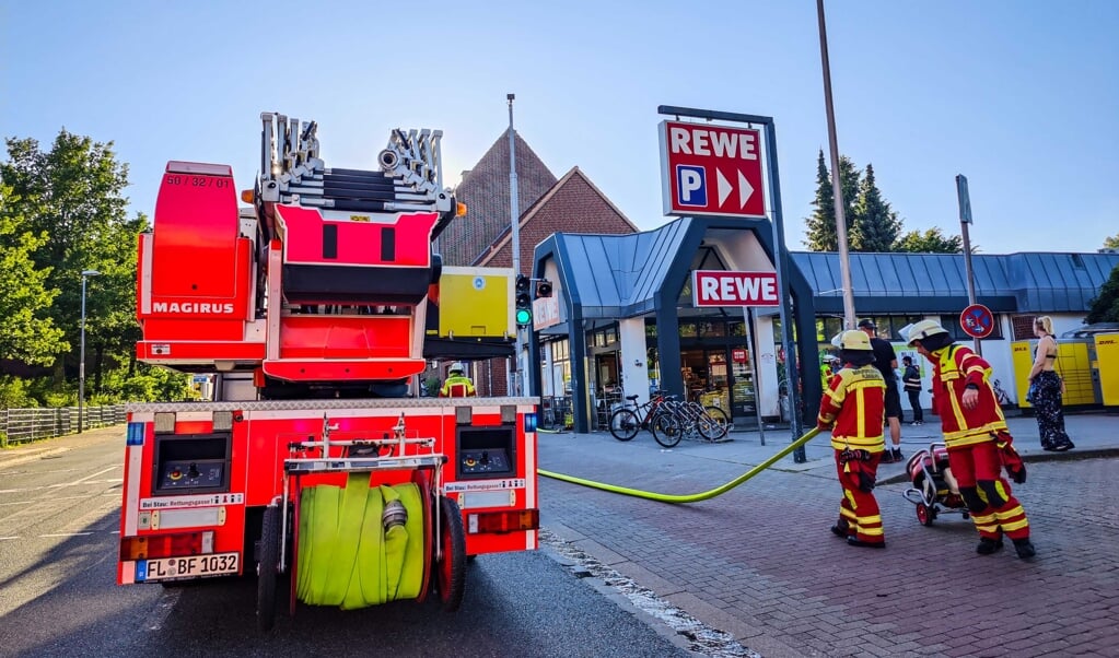 Mitarbeiter und Kunden hatten gegen 19.30 Uhr einen Brand an einer Kühl- oder Gefriertruhe bemerkt. ( Heiko Thomsen )