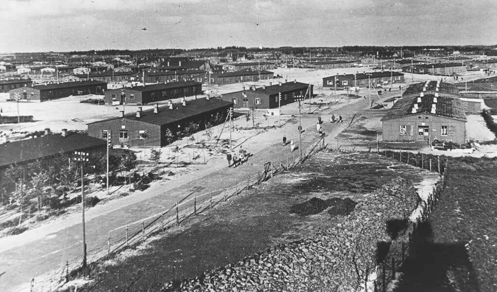 Oksbøllejren i Sydvestjylland var i årene efter Anden Verdenskrig Danmarks største lejr for tyske flygtninge. Da den i 1946 var størst, husede den godt 35.000 flygtninge. Lejren var næsten dobbelt så stor som de næststørste lejre, og den gjorde den lille stationsby Oksbøl til en af Danmarks største byer på niveau med Esbjerg og Randers. Selve lejrarealet var på fire kvadratkilometer og er i dag en del af Aal Plantage. Lejrens barakker og bohave blev solgt, efter at de sidste flygtninge havde forladt lejren i 1949. I dag er der meget få spor tilbage efter lejren.   (Vardemuseerne)