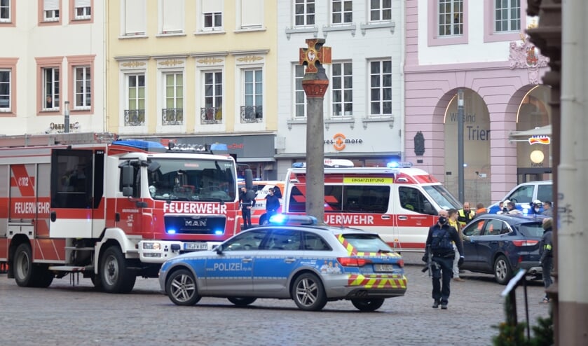Politi og redningstjeneste rykkede talstærkt ud til fodgængerzonen i Trier. Men for fem mennesker kom al hjælp for sent Foto: 
