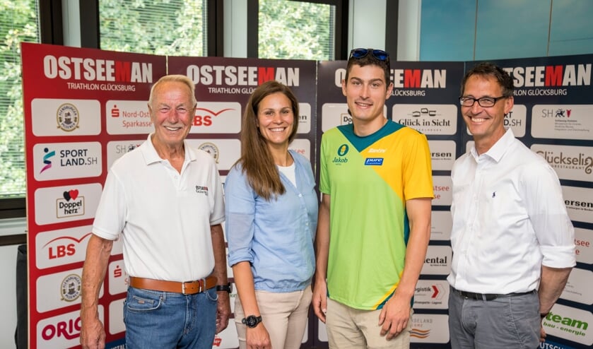 Die OstseeMan-Organisatoren Reinhard Husen (l.) und Sven Christensen (r.) freuen sich gemeinsam mit den Triathleten Nele Siegmeier und Fabian Günther auf den Start in Glücksburg.