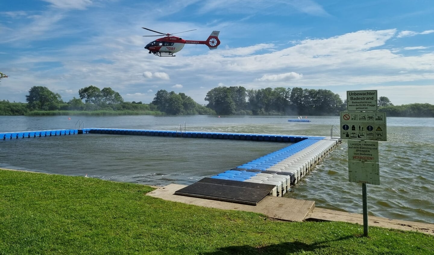Redningshelikopteren Christoph 42 fløj hen over den 63 hektar store sø. Desuden ledte omkring 80 redningsfolk efter den forsvundne mand. 