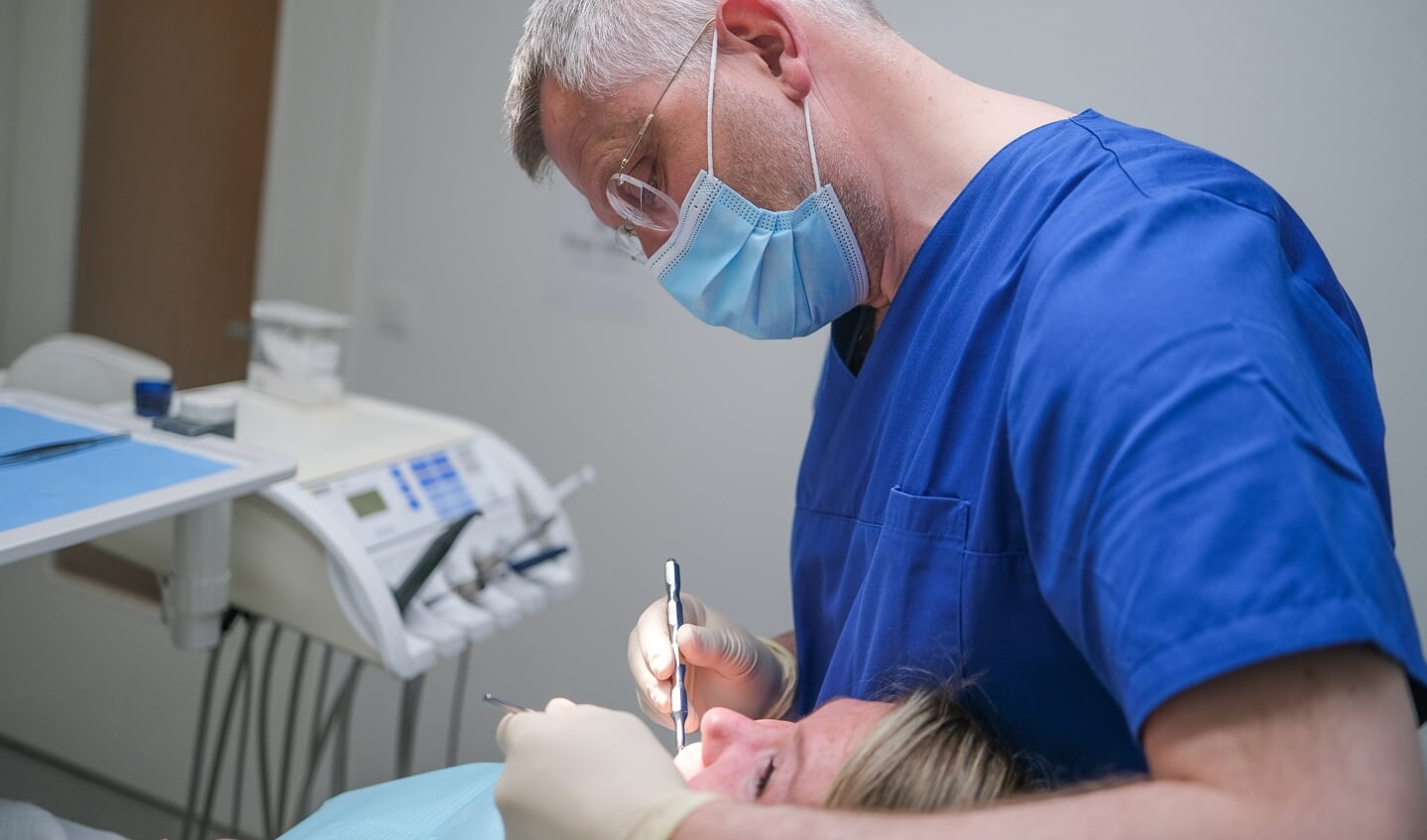 Det er måske, fordi sygeforsikrede patienter i Tyskland kan få gratis tandlægeeftersyn, at »tyskerne generelt har bedre tænder end danskerne«, mener Thomas Ove Jensen, der imidlertid ikke kan se den store forskel på folks tænder i forhold til for 25 år siden.