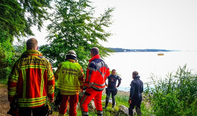 Redningsfolk går ud fra, at en person er forsvundet i vandet ved Ostseebad i Flensborg.