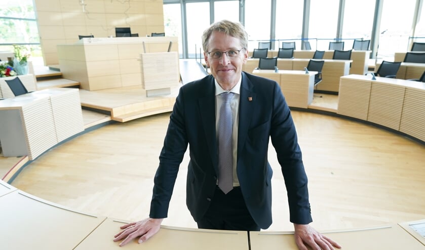 Daniel Günther (CDU), Ministerpräsident von Schleswig-Holstein, steht im Landtag. Günther führt in Schleswig-Holstein eine Koalition von CDU und Bündnis 90/Die Grünen an. Foto: