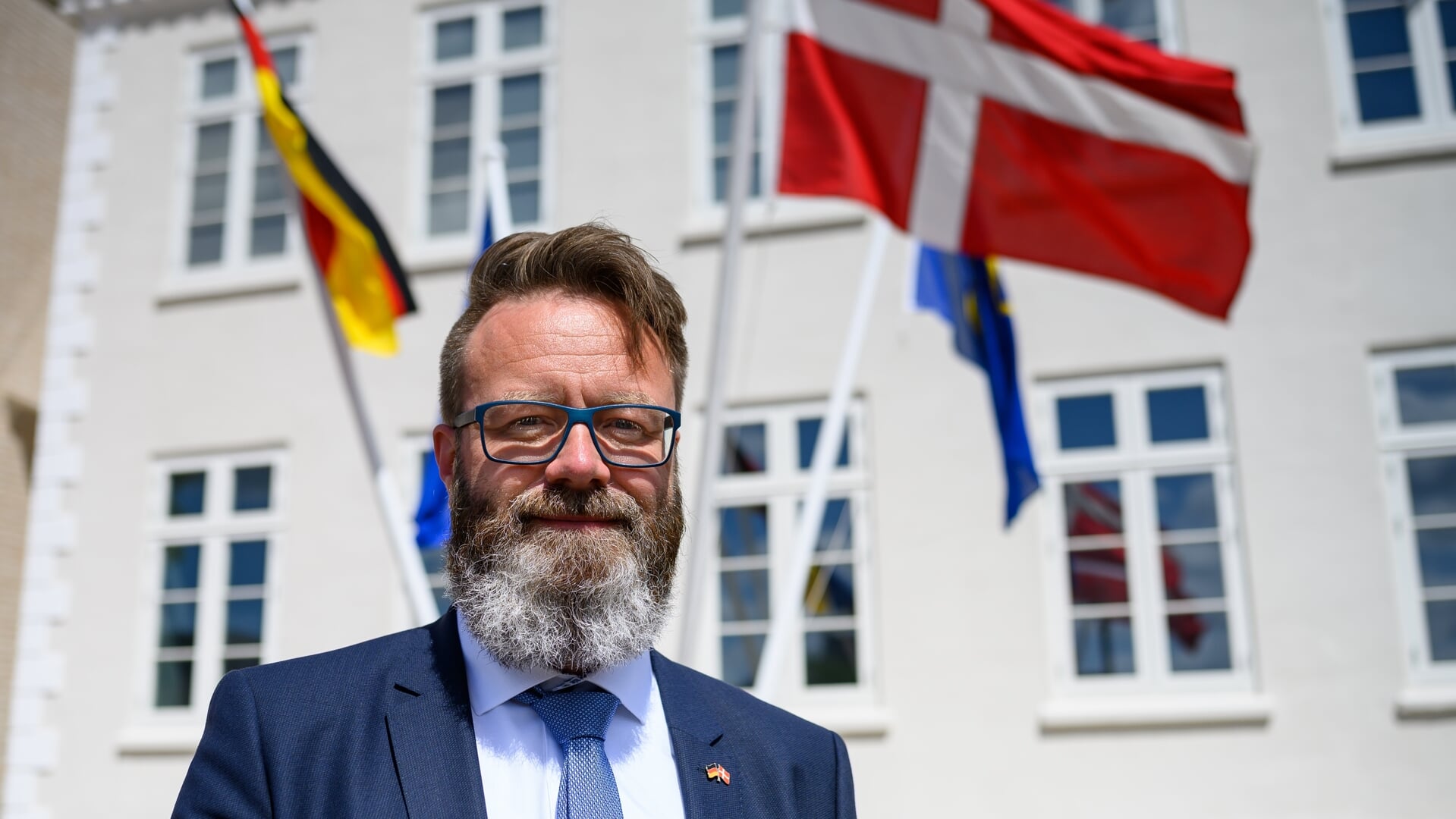 Slesvig-Holstens danske minister for erhverv, Claus Ruhe Madsen, forstår fuldstændig, at man i mindretallet vil holde fast i, at medarbejdere helst skal kunne tale dansk. Dets værdier går langt tilbage. Men manglen på arbejdskraft kræver, at også mindretallet må slække på sprogkrav, mener han.