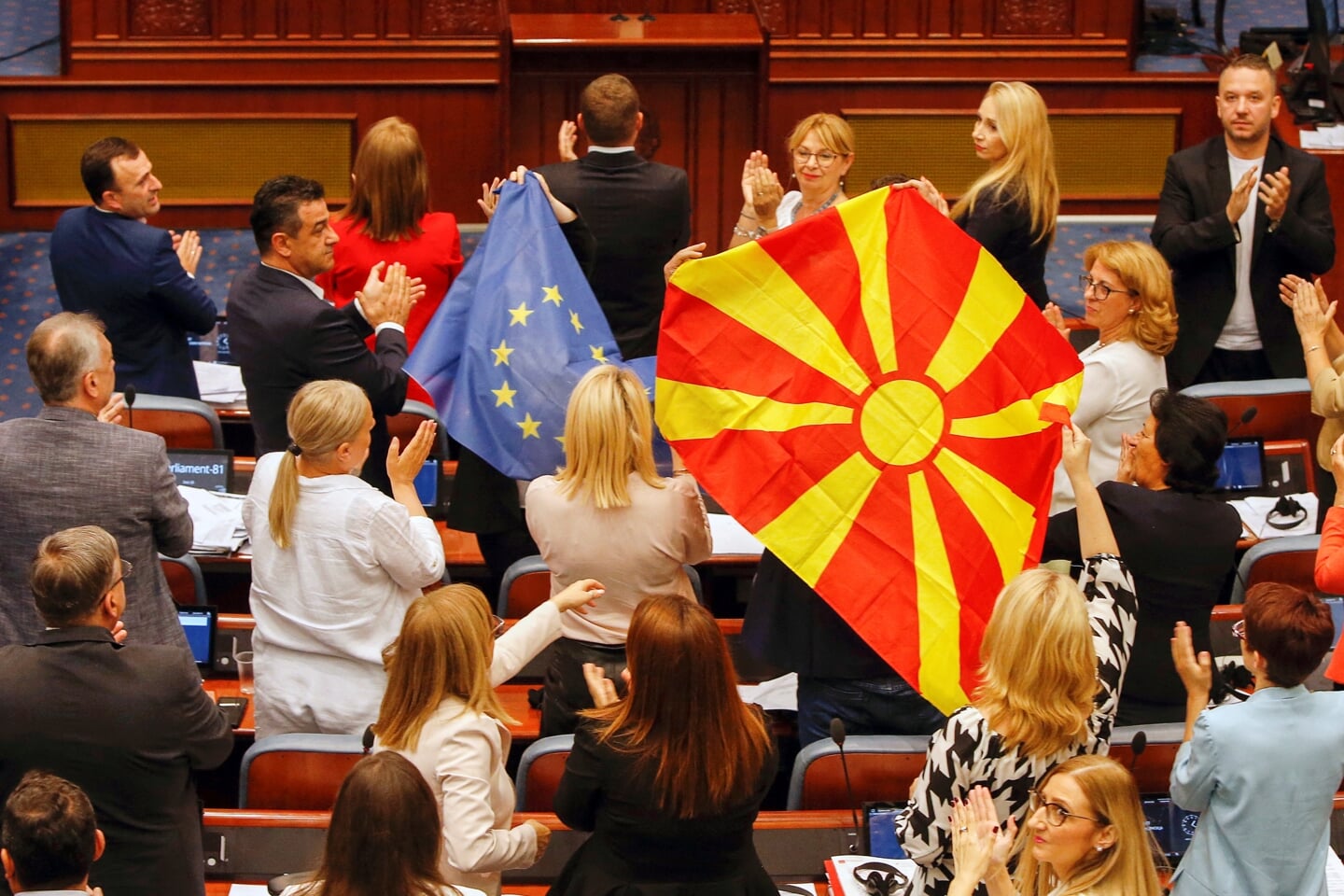 Ved afstemningen i lørdags blev der flaget med både makedonske og EU-flag. Foto: