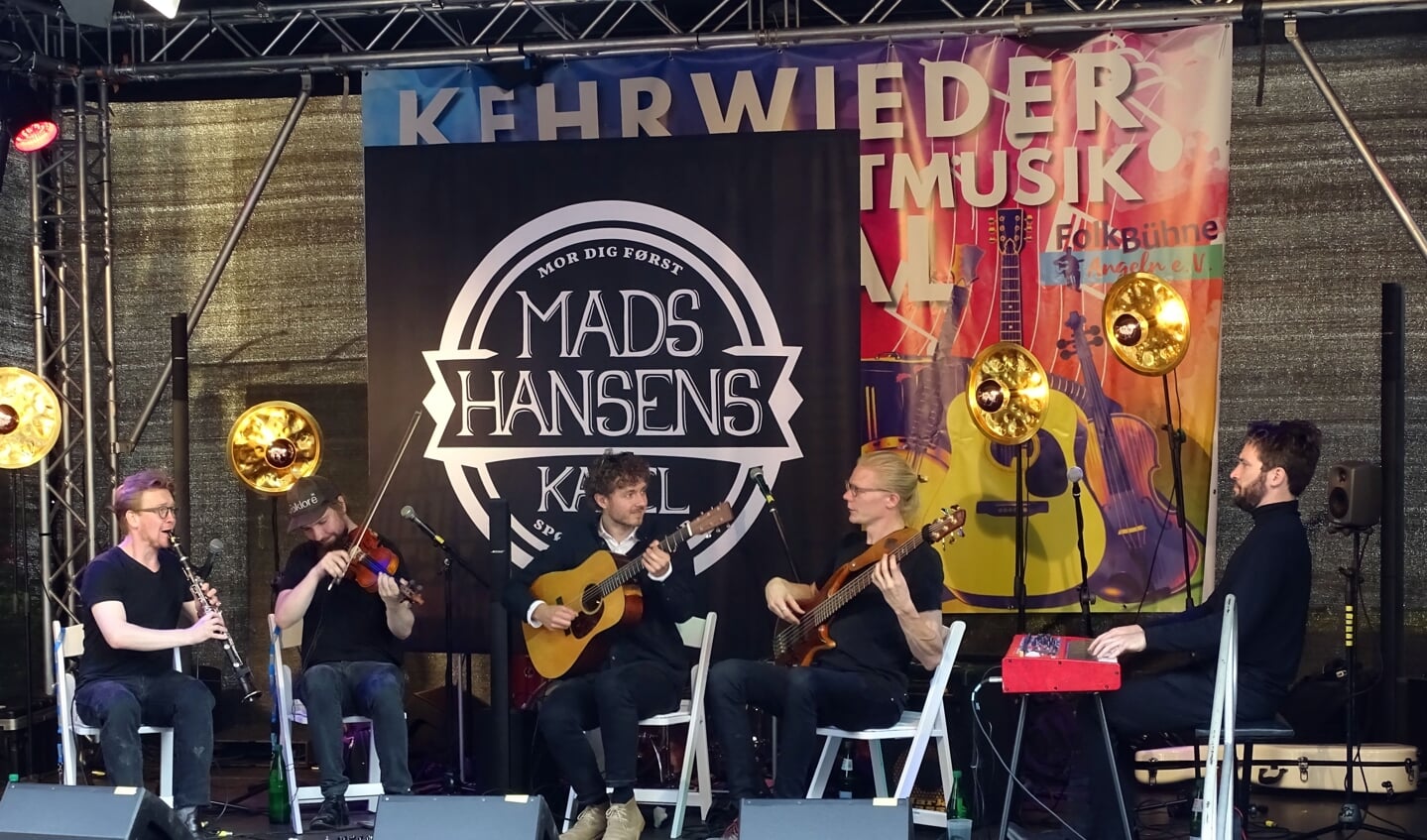 Det danske band Mads Hansens Kapel på scenen i Kappel. Bandet vil af mange lokale folkmusik-fans være kendt fra FolkBaltica-festivalerne i Sydslesvig og Sønderjylland. Foto:
