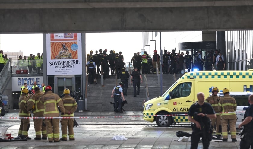 Flere personer er ramt af skud i storcentret Field's i København, oplyser Københavns Politi. En er anholdt. Foto: 