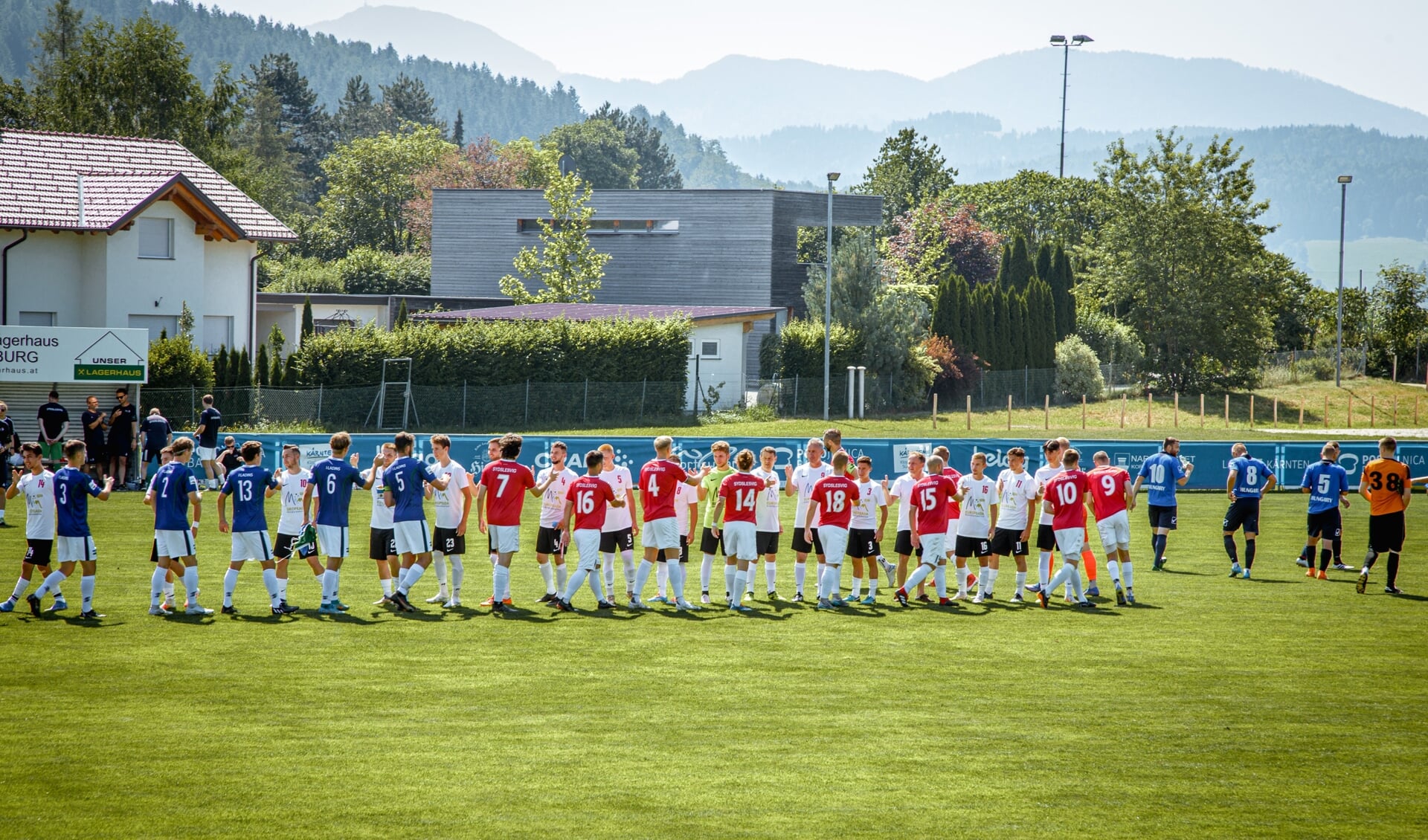 Det Sydslesvigske Fodboldlandshold (i rødt) mødte fantastiske omgivelser til Europeada i Kärnten. Om to år kan stævnet måske spilles i grænselandet.