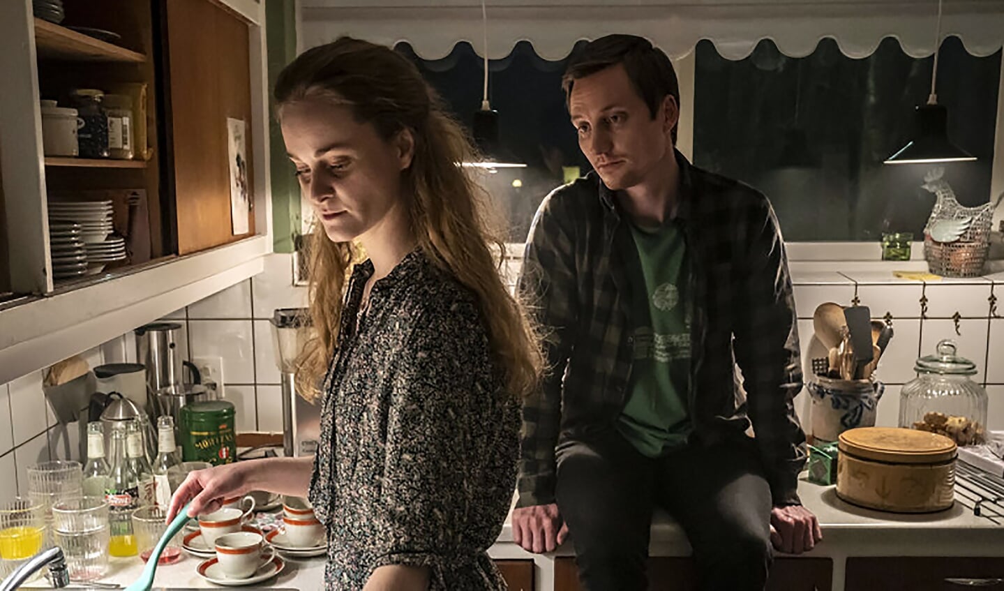 Line (Jette Søndergaard) og hendes bror (Lasse Lorenzen) i køkkenet efter et af de traditionsrige fødselsdagsselskaber med rigelig kage hjemme hos deres forældre, som »Resten af livet« er bygget op om. Foto: