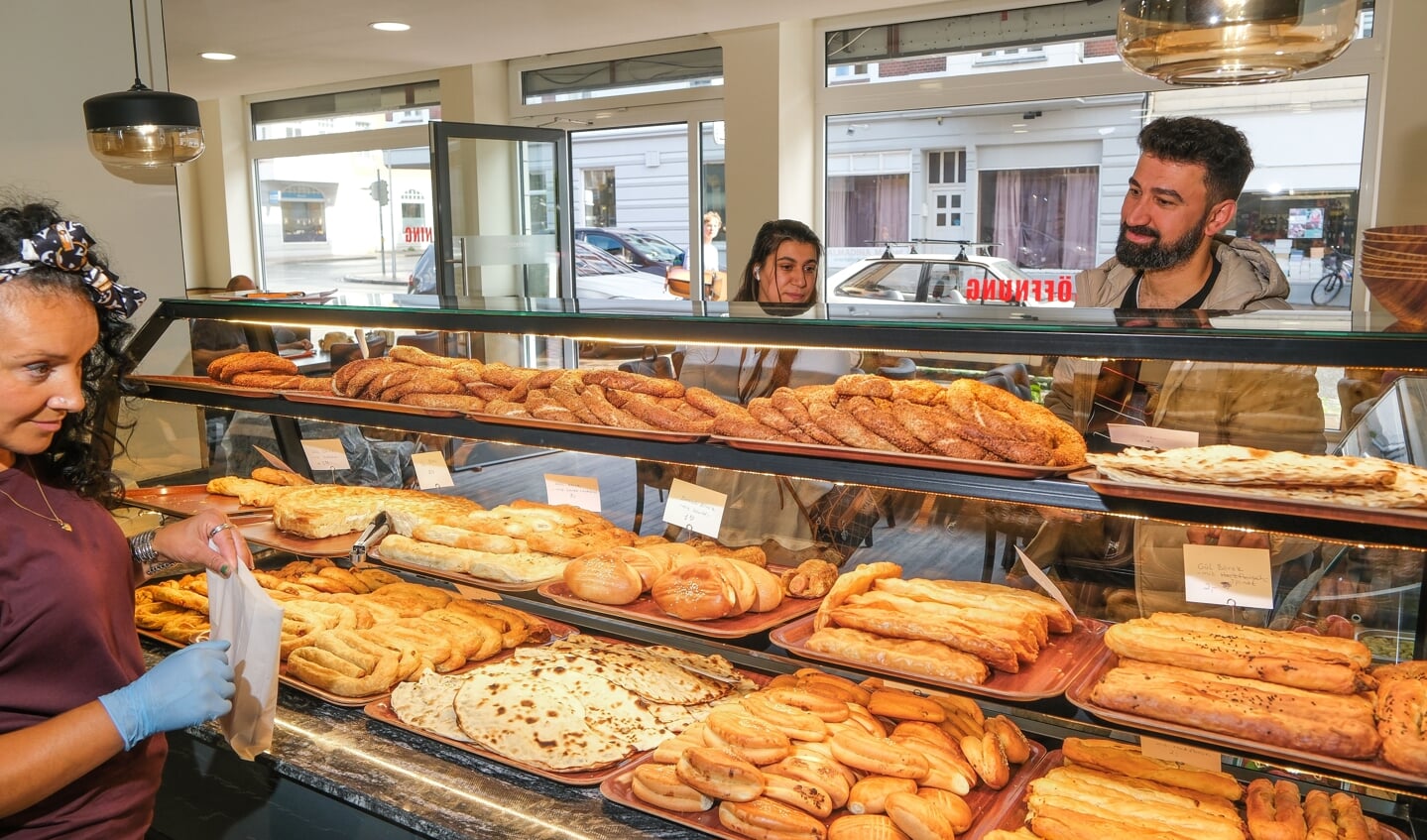 Der er kommet mange nysgerrige kunder siden åbningen sidste uge. Medarbejder Emi Göyünc (t.v.) understreger, at Nystaden virkelig havde brug for en udelukkende tyrkisk bager. Foto: