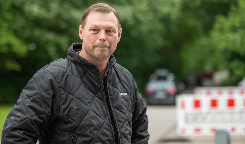 Landmand Henrik Hansen har sin gård direkte ved den lille smutvej, som tusindvis af bilister bruger for hurtigt at smutte over til Danmark, når køen bliver for langt på de store grænseovergange. Foto:
