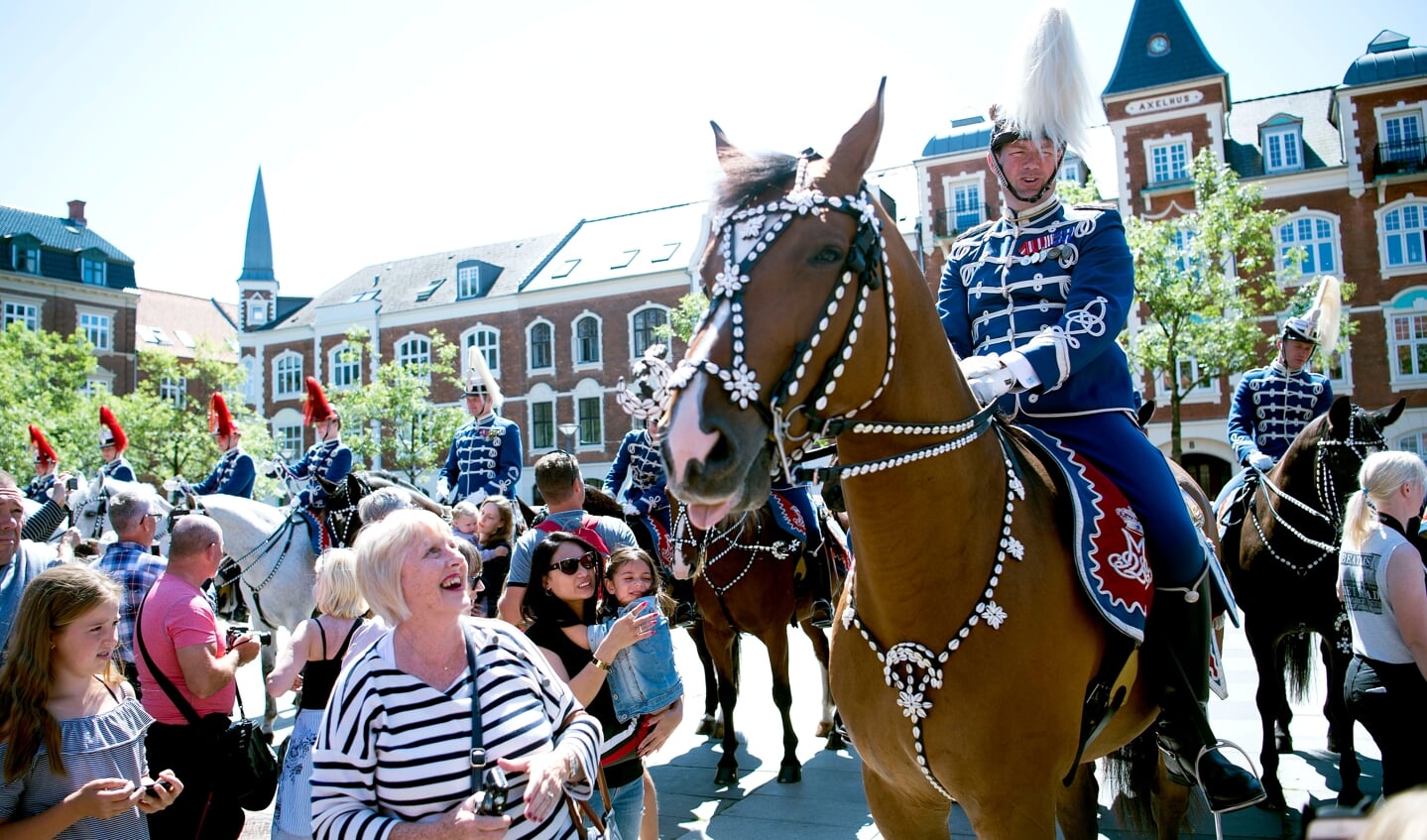 Gardehusarerne med deres iøjefaldende uniformer ledsager dronningens karettur gennem Tønder den 6. august. Arkivfoto: 