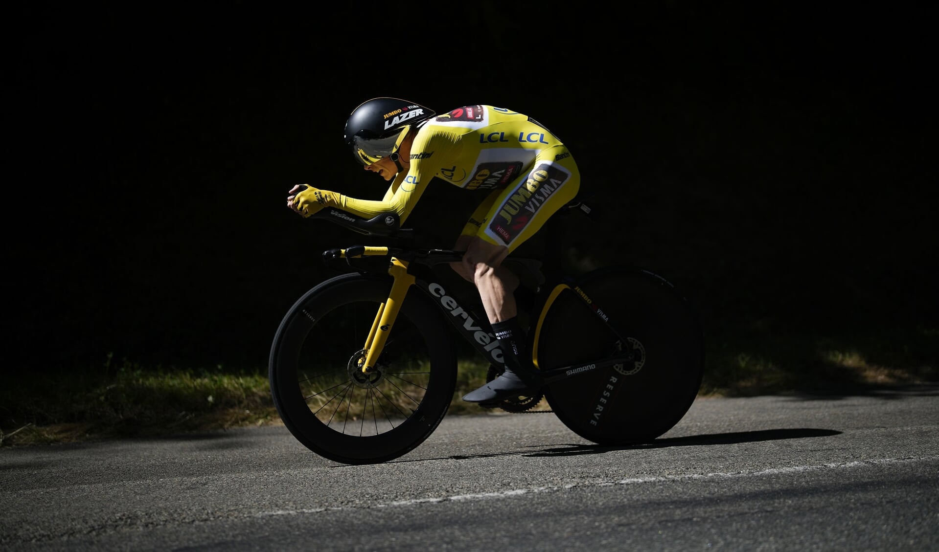 Jonas Vingegaard er millimeter fra den samlede sejr i Tour de France.