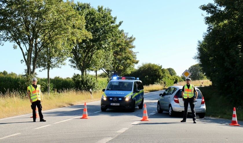 Politiet har spærret for trafikken i begge retninger ved ulykkesstedet. Foto: