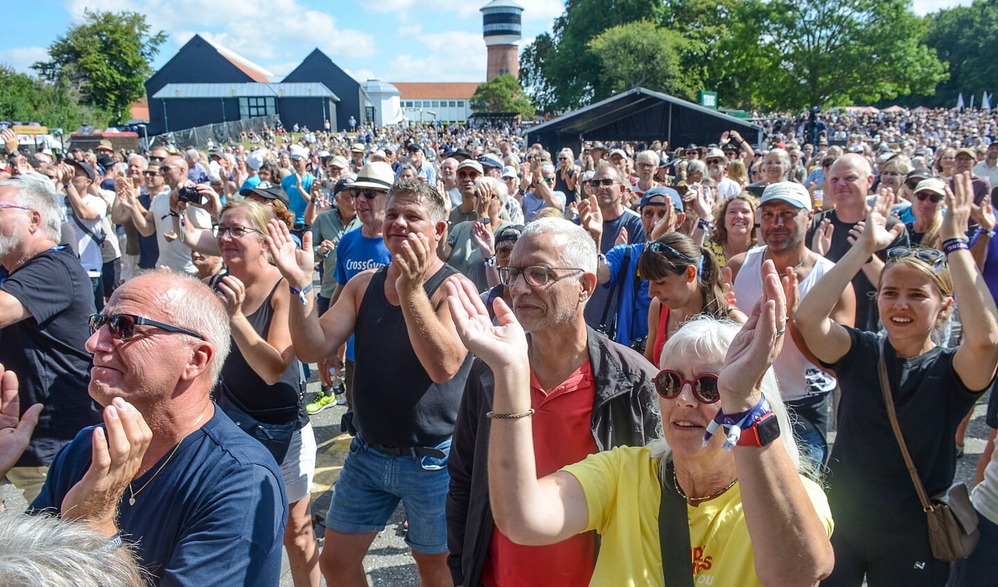 Der var stemning foran Open Air-scenen i Tønder i går. Blandt publikum var mange gråhårede eller mænd med kun lidt hår. 