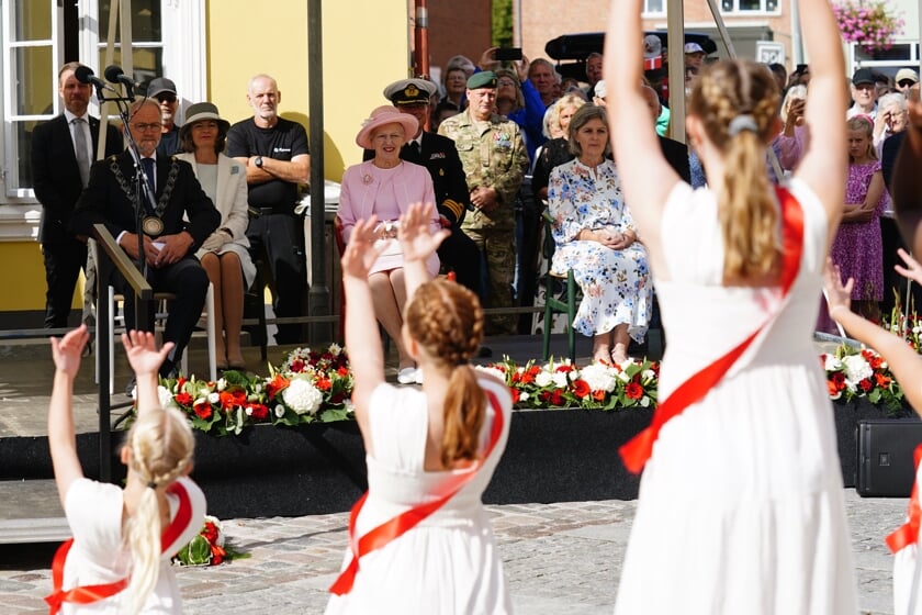 "De sønderjyske piger" fra Toftlund Idrætsforening danser for dronningen. Foto: